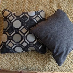 Accent pillows / throw pillows